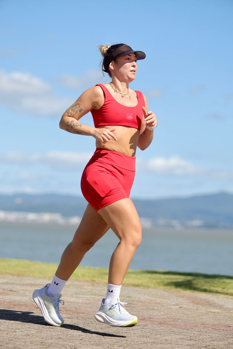 A treinadora está a correr.